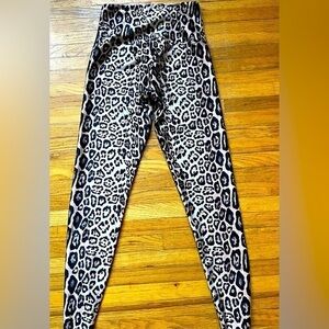 Like new super cool stretchy leopard leggings